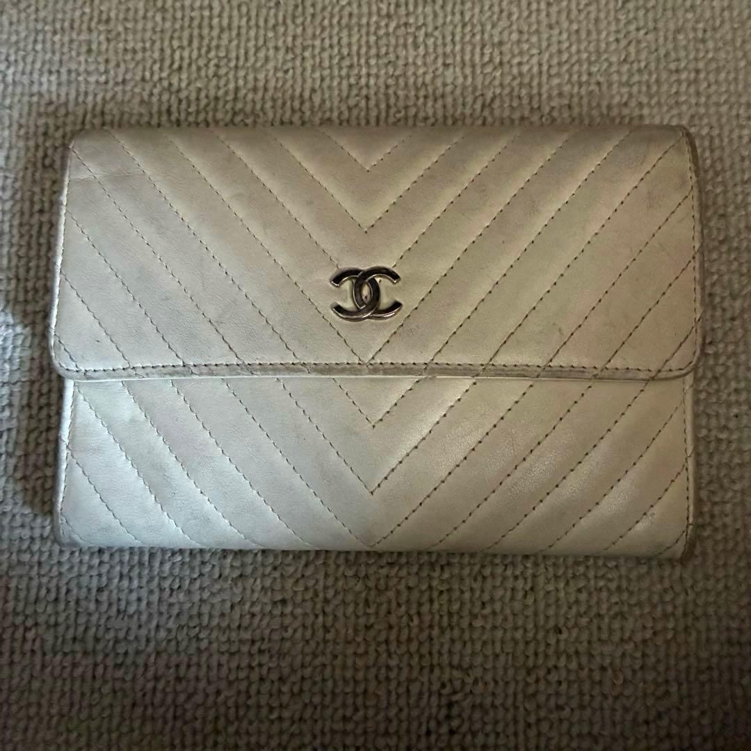 シャネル財布　二つ折り財布　CHANEL ココマーク　オフホワイト